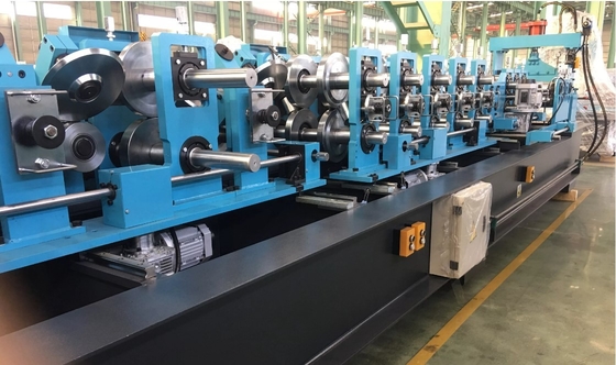 W pełni automatyczna stalowa płatwica typu CZ 0-25 m / min 18 rolek stacji
